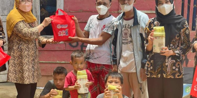 Perum BULOG dan PWI Bagikan  Beras Fortivit