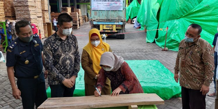 Kemendag Fasilitasi  UKM  Ekspor Produk Lantai Kayu ke India