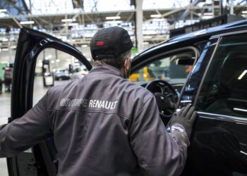 Renault Menangguhkan Kegiatan Produksi di Rusia