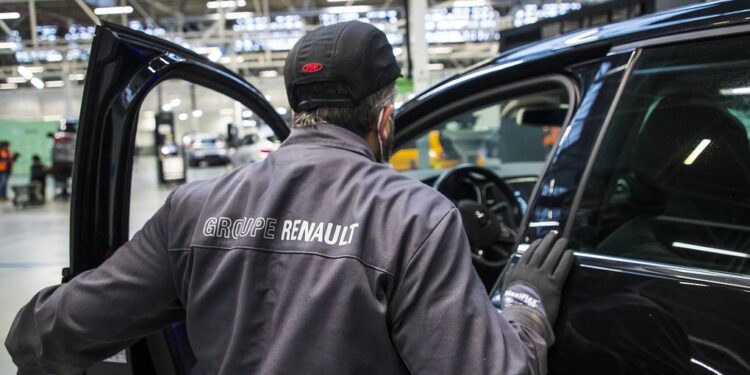 Renault Menangguhkan Kegiatan Produksi di Rusia
