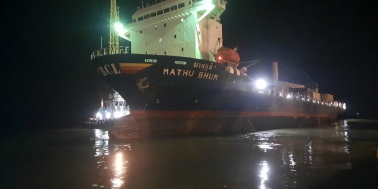 Setelah 96 Hari Tertahan, Kapal Feeder MV Mathu Bhum Akhirnya Bisa Berlayar Kembali