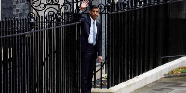 PM Baru Rishi Sunak Berjanji Membawa Inggris Keluar dari Krisis Ekonomi