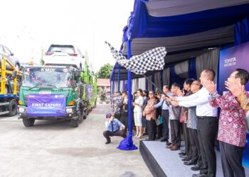 TMMIN Ekspor Perdana Mobil Kijang Innova Zenix
