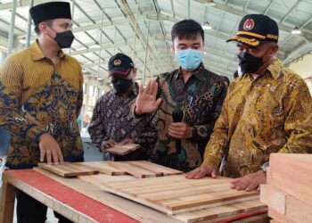 Cetak SDM Industri Furnitur, Menko PMK Apresiasi Polifurneka Kendal
