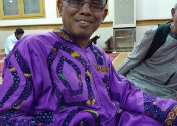 Penampilan Khas Ust. Afifi Zaini dengan Peci Panjangnya