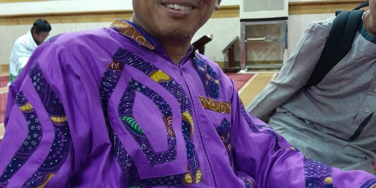 Penampilan Khas Ust. Afifi Zaini dengan Peci Panjangnya