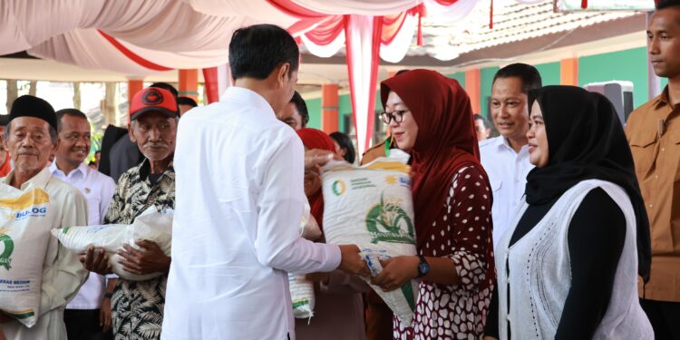 Presiden Serahkan Langsung Bantuan Pangan BULOG untuk Warga Cilegon