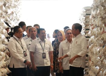 Presiden Serahkan Beras Bantuan Pangan BULOG di  Karawang