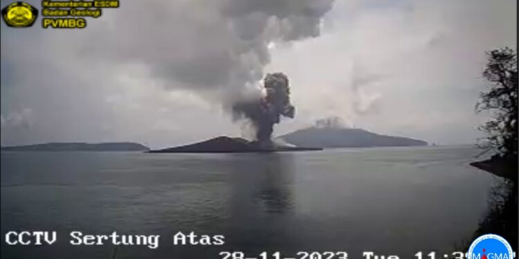 Gunung Anak Krakatau Erupsi, Masyarakat Diimbau Tidak Dekati Radius 5 km dari Kawah