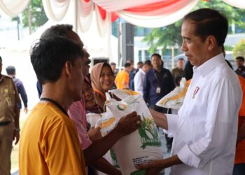 Presiden Tambah Bantuan Pangan Beras BULOG sampai Akhir Tahun