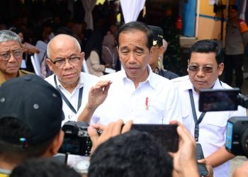 Presiden Pantau Penyaluran Bantuan Pangan dan Stok Beras BULOG di Tanah Grogot, Kaltim