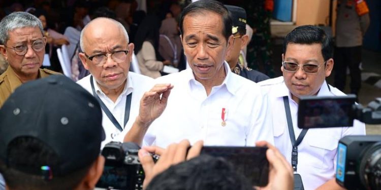 Presiden Pantau Penyaluran Bantuan Pangan dan Stok Beras BULOG di Tanah Grogot, Kaltim